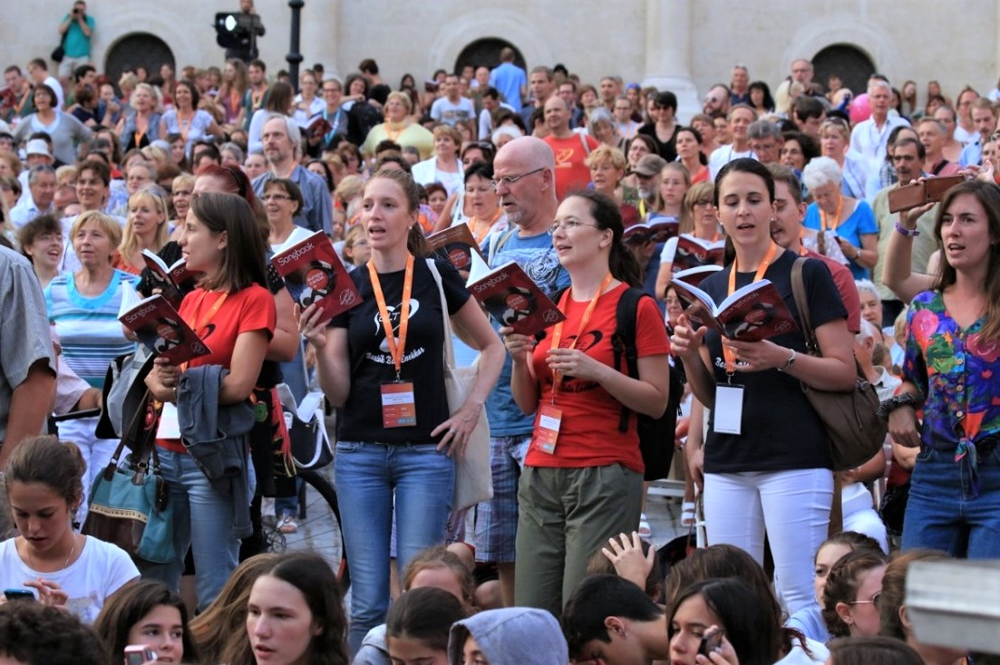 https://europacantat.jskd.si/wp-content/uploads/2020/09/Open-Singing1_ta-ali-št_2_ta-bolj-pozitivni-obrazi.jpg