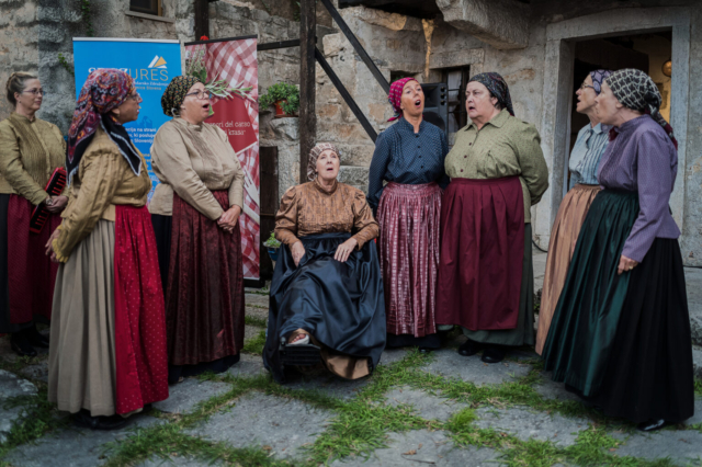 Radivoj Mosetti, Italia: Opening of Karst Wedding Traditional Event, Repen Village, 2018, A Hundred People – Women from the Valley, Italy - Women from the Valley is a Slovenian cross-border singing group from Trieste folklore society Stu ledi (A Hundred People). While choir members feel best when performing on concert stages, folk singers love to sing outdoors in the villages and nothing can stop them at such lovely events.